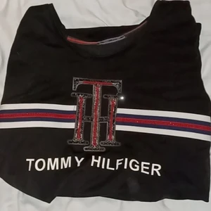 Tommy hilfiger - Denna är inte äkta,använd 2 gånger det står att storleken är S men igenltignen är den M/L.