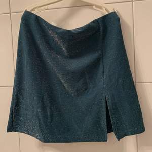 En använd glittrig kjol med slits från Pull & Bear🤍        Nypris: 170 kr