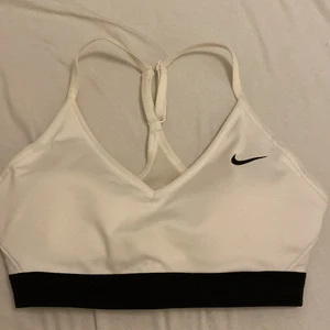 Nike sport bh - Jag säljer 3 st Nike sport bh-ar som inte har varit till så mycket andväning. Köp alla 3 för 150kr eller 1 för 75kr. Alla sport bh-arna är i storlek S💕