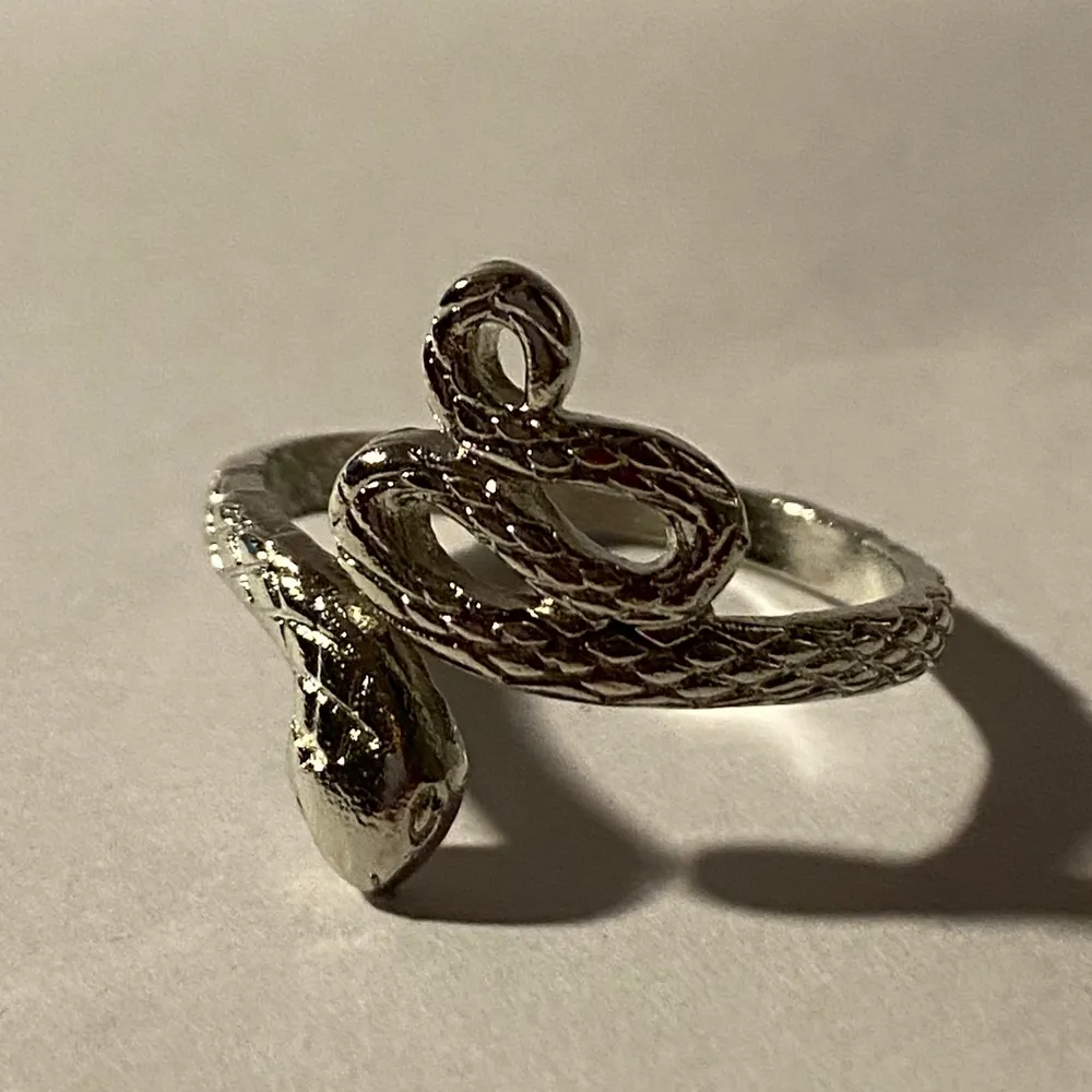 Silverring i form av en orm.. Accessoarer.