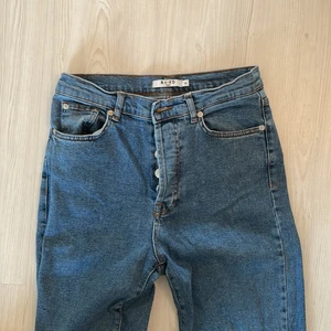 Jeans NAKD, storlek 38 - Knapot använda, straight fit, stretchiga