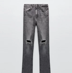 Zara jeans split full length - Gråa jeans med hål och slits från zara(jeans split full length). Skriv vid prisförslag eller frågor!
