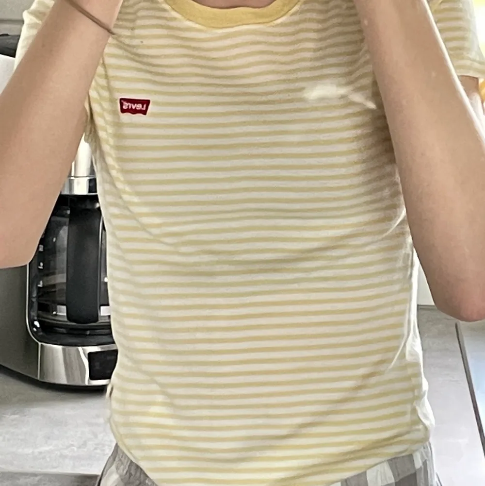 Superfin gul randig Levis t-shirt som tyvärr inte kommer till användning längre. Använd fåtal gånger och man ser inga tecken på användning. Superskönt lent material. Storlek xs som är väldigt strechig!. T-shirts.