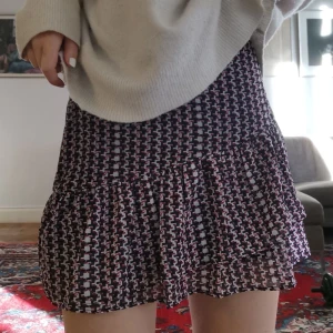 Volangkjol - Så snygg volangkjol från trendyol, aldrig använd, perfekt till sommaren. Min midja: 65 min höft: 90, 169 cm lång. 