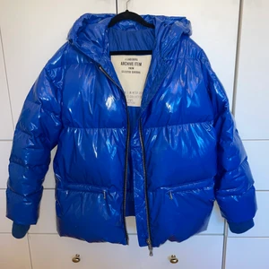 J Lindeberg jacka - Super cool blå glansig dunjacka från J.Lindeberg i fint skick, i storlek 36, jackan kostade ca 5000kr ny! Skriv för fler bilder eller frågor💙💙