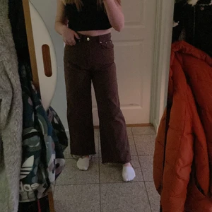 Bruna jeans Stradivarius stl 36 - Säljer nu dessa bruna jeans från stradivarius. Passar de som är väldigt korta. Jag är 158 cm och de är i ankellängd för mig. Jeansen har vid passform och är fransiga längst ner. Aldrig använda! FÖRLÅT FÖR DÅLIGA BILDER