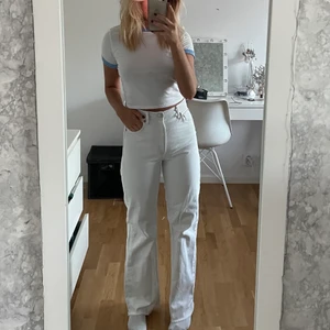 Zara 90’s full length  - Vita raka jeans från zara, 90s full lenght. Slutsålda finns inte att köpa! Storlek S☺️ långa på mig som är 169