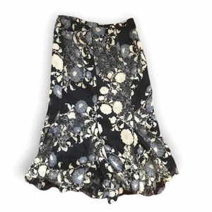 Kjol  - Fin kjol till våren! Jag köpt den secondhand och sytt om lite själv. Säljer då den inte kommer till användning, använt max 2 gånger.