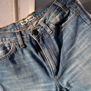 relativt högmidjade bootcut jeans från acne! skulle säga att de är stl 27/S, innerbenslängd: 83cm
