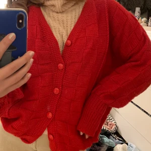 Stickad kofta  - Stickad röd kofta utan lapp men jag gissar att den är i M och lite oversize. Använd men inget som syns tydligt.  Mönster som syns på bilden.