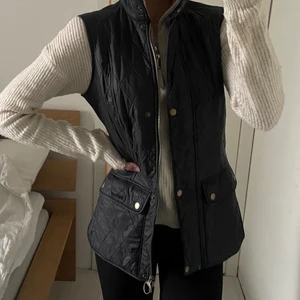 Barbour väst - En barbour väst i fint skick, har två fickor plus en innerficka. Mysigt material inuti och lite högre i kragen😊