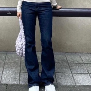 Cos mid rise flare jeans - Säljer nu mina superfina flared jeans från cos då de är för stora på mig, ( första två bilderna är lånade) .knappt andvända. Nypris var runt 700 kr och de går ej att få tag på dem på hemsidan längre.Innerbenslängd ca 83 cm. Ungefär 68 cm midjemått.