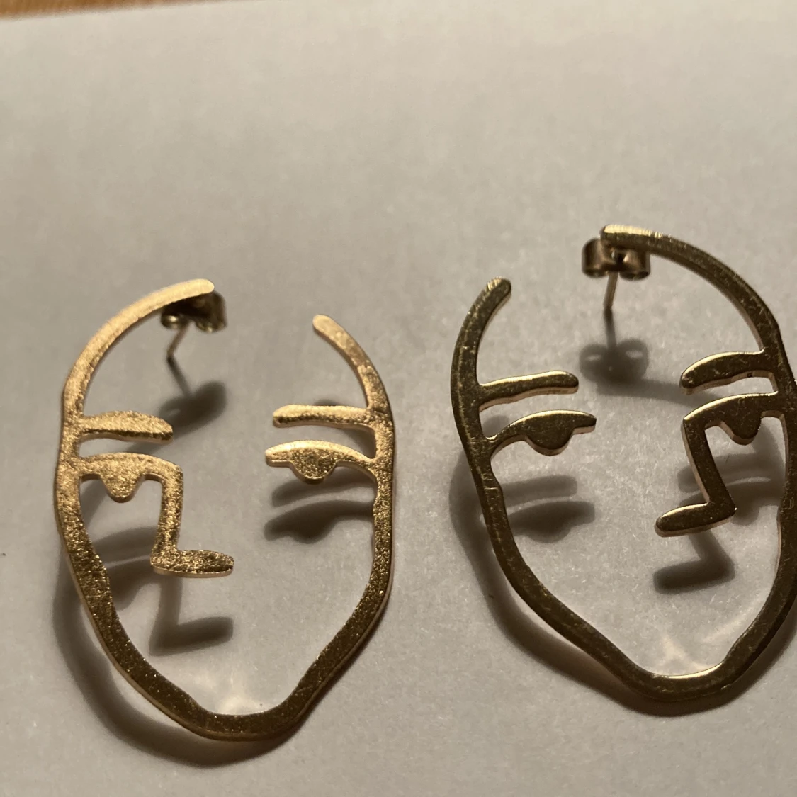 Guld örhängena  - 90