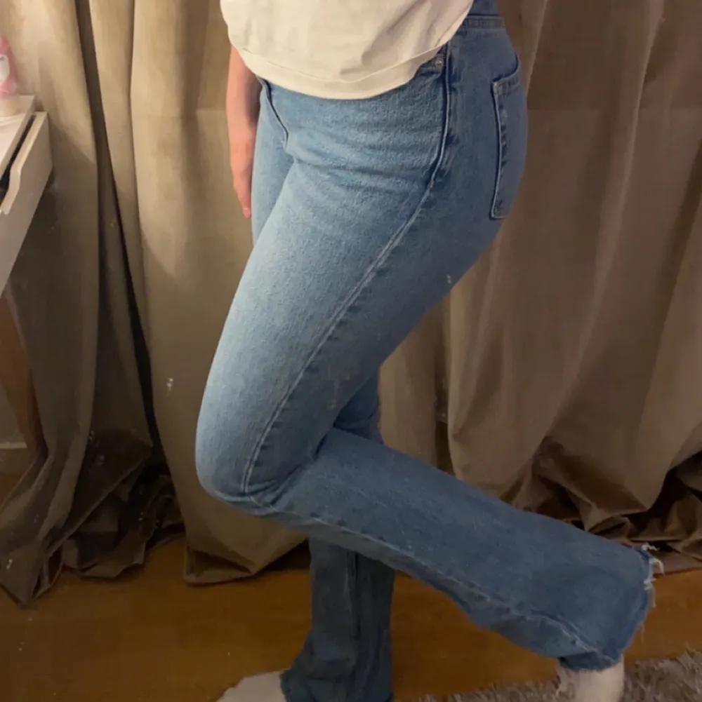 Blå långa bootcut jeans från asos. Jeans & Byxor.