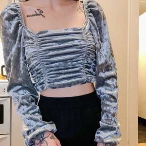 Velvet silver/grå långärmad topp💗 - Jättefin kort topp i mjukt sammetsliknande stretchigt material. Färgen är grå/silve storlek S. Köpt på HM för för ca 2~ år sedan, passar även storlek XS och M💗 bra skick utan defekter🌸 erbjuder samfrakt! (Spårbar frakt +15kr extra)