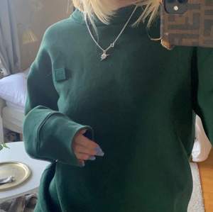 Grön acne sweatshirt, passar mig som är S💘Inte mycket använd 