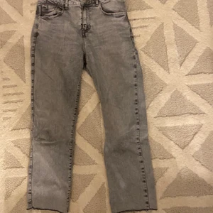 Grå straight jeans - Ljusgrå straight jeans från Zara. Storlek 40 men passar även 38!!! Säljer för 90kr, frakt tilkommer🚚🤍🤍