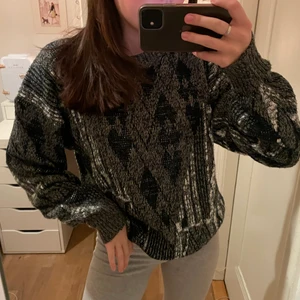 Grå stickad tröja - Jättefin efterfrågad stickad tröja som endast är använd fåtal gånger💕💕