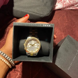 ÄKTA Marc Jacobs klocka  - Knappt använd marc jacobs klocka nypris 3000kr, inget kvitto därav det låga priset. Hör av er vid intresse 💖