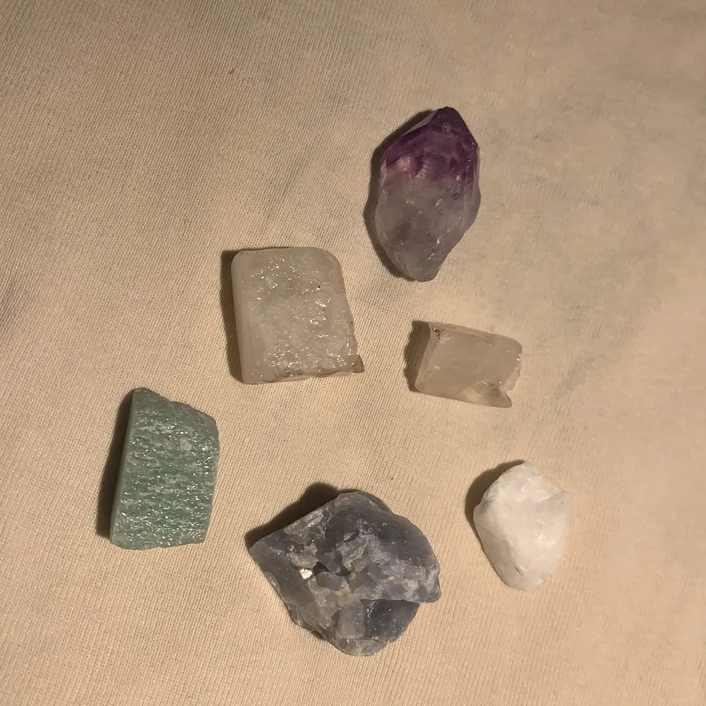 Säljer ett pack med 6 kristaller i! ( Ametist, mjölk kvarts, X2bergskristall,Amazonite och blå calcite) Äkta kristaller💕. Övrigt.