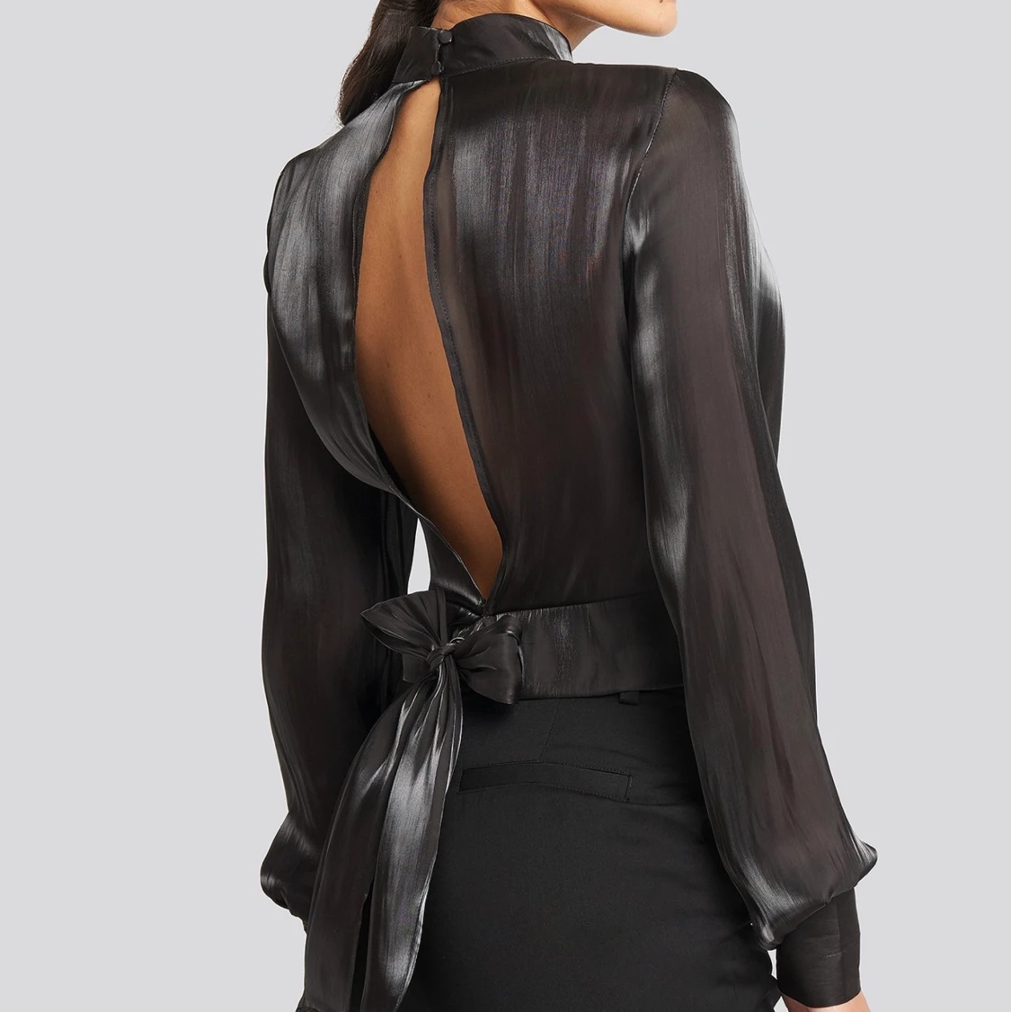 Blus med öppen rygg