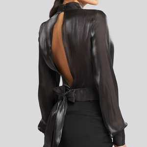 Blus med öppen rygg - Från AFJ kollektion med NA-KD. Knappt använd och i superbra skick. Storlek 40 men ganska liten i storleken. 