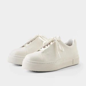 Vita eytys  - Säljer mina älskade eytys i storlek 41 (passar mig som har storlek 39/40). Säljer pga dom inte riktigt kommer till användning längre. Bara att kontakta mig för fler bilder eller om du har en fråga💗