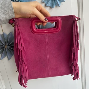 Maje väska - Fin väska från Maje, jag köpte den i deras butik i Paris, kvitto finns! Axelbandet är aldrig använt så därav i nyskick. Väskan har lite fläckar, se bilder