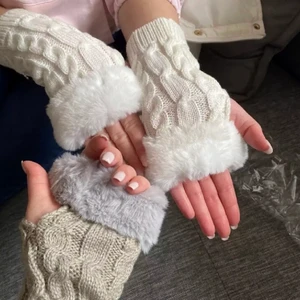 Torgvantar med päls - Lånad bild. Säljer de vita. Skick 9/10. Köparen står för frakten - 24kr 💋