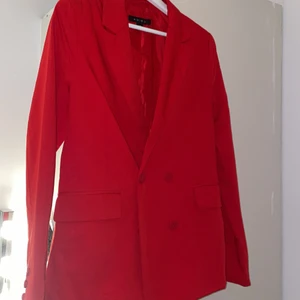 Kavaj! - En röd kavaj i toppen skick. Sitter perfekt på och är jätte skön! 