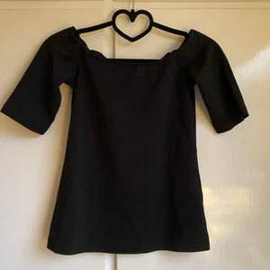 Tiger of Sweden off-shoulder topp strl S - Svart topp från Tiger of Sweden. Tröjan är i topp skick, endast testad. Storlek XS men passar även S
