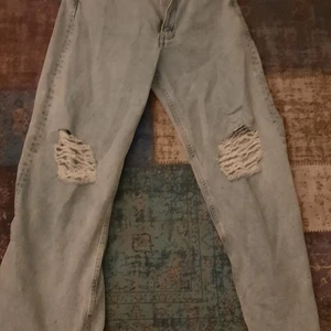 Nya byxor - Byxorna är aldrig använda. Då jag inte tycker dom passar mig och min still. Köptes för 200.