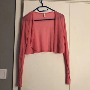 Tunn cardigan  - Fin att ha över ett linne eller nått. 