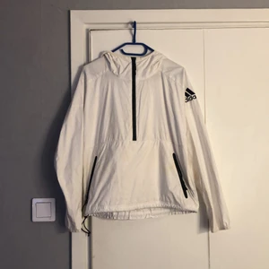 Adidas vind jacka  - Finns lite gul missfärgning 