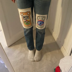 Acne jeans - Snygga jeans från acne i storlek 34. De finns inte längre på hemsidan elelr i butik. De är lite för korta på mig som är 170. Pris kan diskuteras 