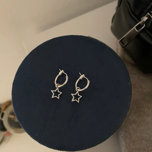 Silvriga örhängen stjärna - Superfina silvriga örhängen med en stjärna! Mina favoriter💕😇 Handgjorda och har ganska många i lager💕💕 Frakt 13kr! 