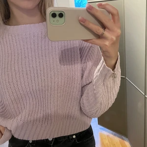 Rosa stickad tröja - Köpt för 260kr fr Bershka. Jättebra skick, jättemysig och är i strlk S på mig (jag är 176cm). Priset är 139kr inklusive frakt 🤍