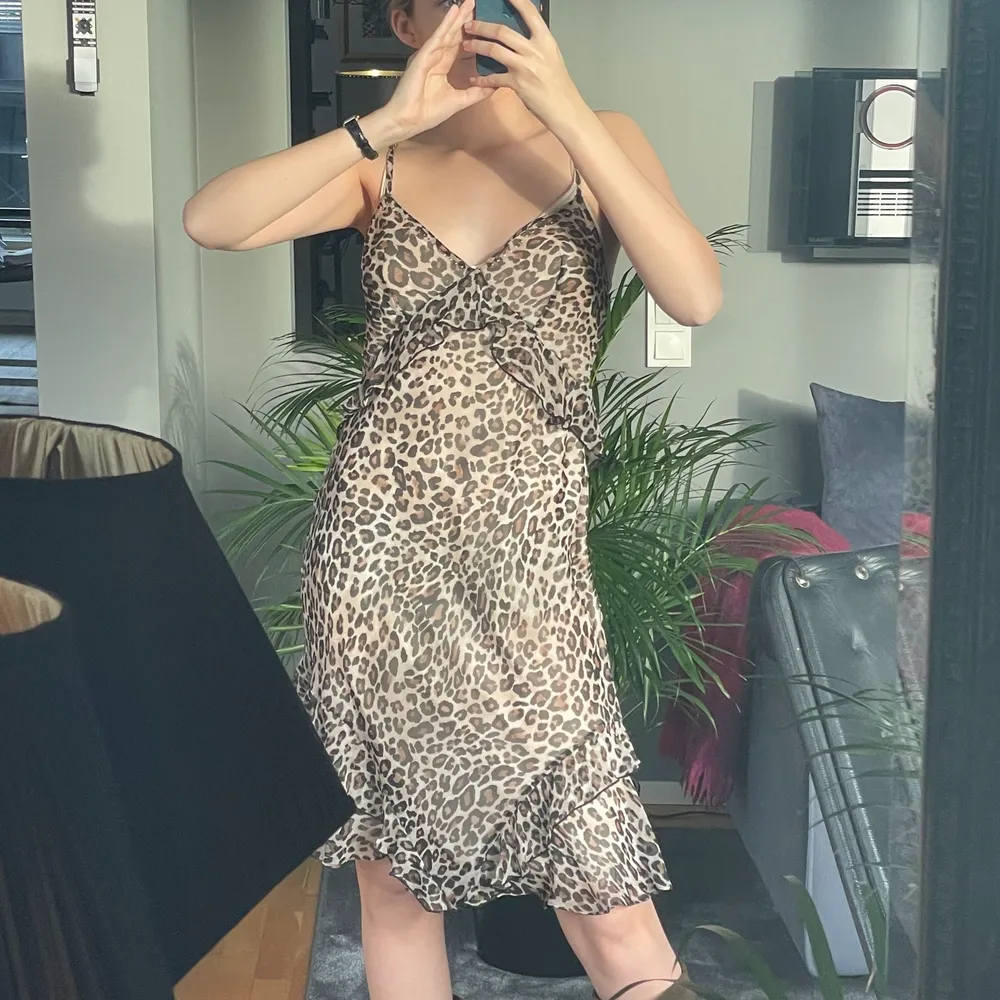 Jag säljer denna klänning från Vicktoria Secret, Den är knappt använd. Klänningen är i två delar, en nude underklänning och sen leopard klänningen. Dom sitter ihop men kan tas loss. Klänningen görs inte längre! . Klänningar.