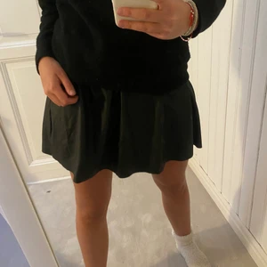 Skinnkjol - Snygg skinnkjol från zara barn i storlek 7 år. Passar dock mig som har S.