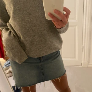 Jeanskjol - Säljer nu denna skit snygga jeanskjolen i strl 36. Kan stylas skit snyggt! Nästan aldrig använd