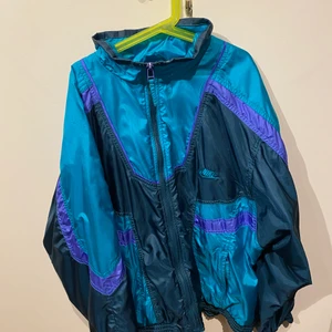 Nike jacka - Blå, grön, lila Nike jacka. Använd en gång, inte fodrad. Storlek M men stor i storlek. 🤩 130+ frakt 