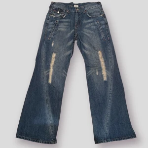 true religion jeans - sjukaste jeansen jag sätt! har aldrig sött liknande detaljer någonsin! galen flare och sjukaste faden! riktigt baggy också! kom DM vid frågor!💜🖤 #BenimDenim  innerben, 78 ytterben, 106 midja, 33