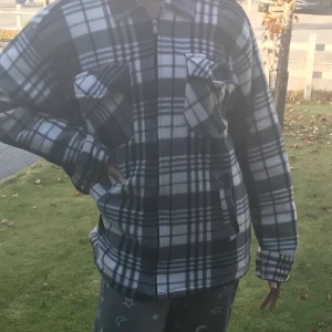 Rutig jacka  - Säljer denna mycket varma och sköna jacka! Den är fodrad på insidan och mysig på hösten och på våren!