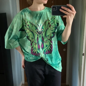 T-shirt - Brutalt snygg tisha men använder den inte! Som ny. Möts upp i Stockholm eller skickar mot fraktkostnad <3