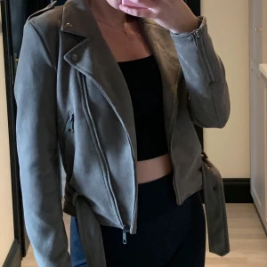 Mockajacka  - Mockajacka från Nelly. Är i fint skick, lite sömmar inuti jackan som håller på att gå upp.(Bild 3.) Brun/Mörk beige färg. Frakt tillkommer,