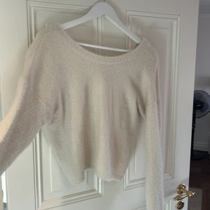 Stickad tröja från Hollister - Stickad tröja från Hollister med detalj i ryggen, storlek S. 80kr+frakt