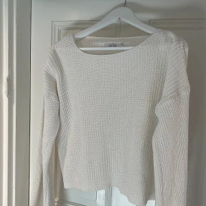 Stickad tröja från NA-KD - Vit stickad tröja från NA-KD, storlek XS. 80kr+frakt