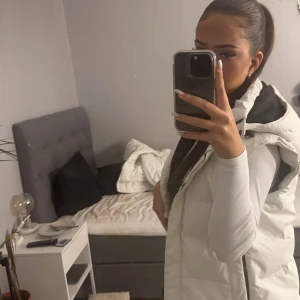 Vit väst - Asfin Vit väst från Everest med luva i bra skick🤍 