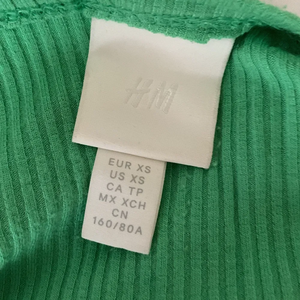 Säljer detta fina gröna linne som är kroppat! Köpte på h&m i sommras och är i stl XS!! Sällan använt! Köparen står för frakt!💕📦. Toppar.