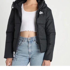 Nike jacka - Säljer min supersköna jacka ifrån Nike som passar till allting. Den är använd en del men har inga defekter. Säljer då jag har köpt en ny jacka. Storlek XS/S. Skriv privat för fler bilder🌸🌸 (lägger ut igen då förra köparen var oseriös)